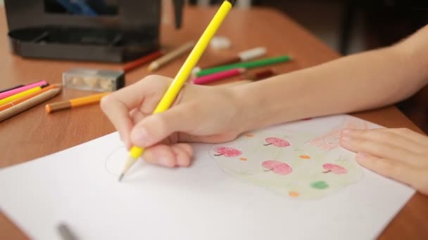 Het kind trekt met potloden. Close-up — Stockvideo