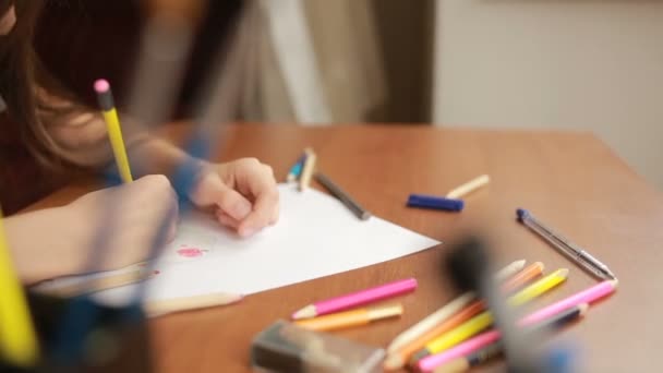 The child draws with pencils. close-up — Stock Video
