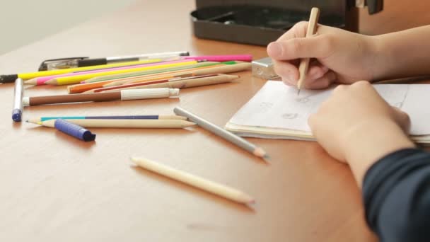Um adolescente desenha um lápis simples em um caderno. Close-up — Vídeo de Stock