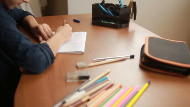 Een tiener wordt een eenvoudige potlood getekend in een notebook. Close-up — Stockvideo