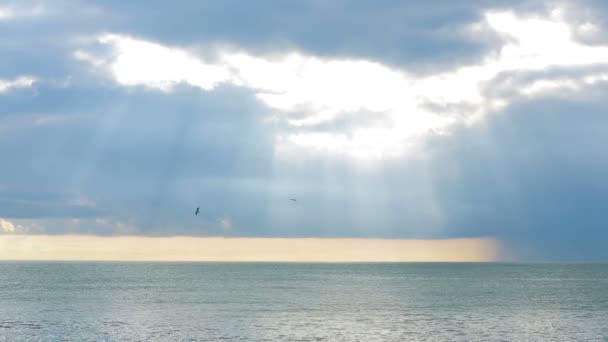 Tidvatten bore. Solnedgången vid havet, solen gör sin väg genom molnen strålar — Stockvideo