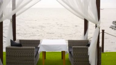 Boş bir masa ve sandalyeler deniz kenarında açık hava restoranı bir sezon