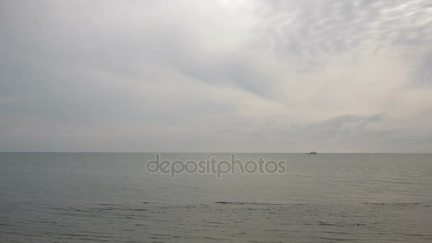 Barcos en el mar lejos de la costa — Vídeos de Stock