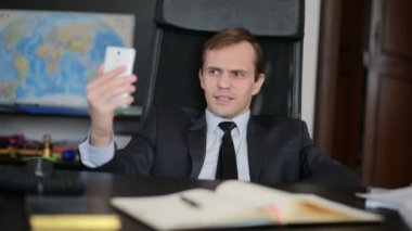 Selfie ofiste yapıyor telefonda konuşan çekici adam