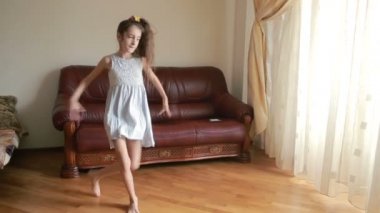 dans ve evde dalga geçmeyi küçük şirin kız