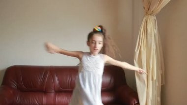 dans ve evde dalga geçmeyi küçük şirin kız
