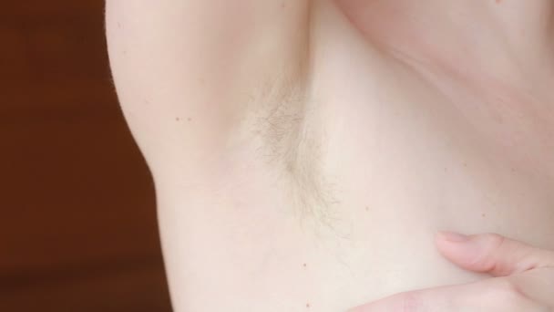 Underarms, crescimento do cabelo nas mulheres, axilas femininas não raspadas — Vídeo de Stock