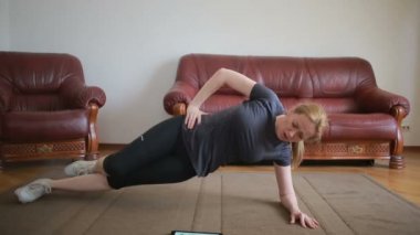 Ev hanımı kadın fitness egzersizleri ilk kez, tablet ve Tv bakarak mı, zor ve yabancı, çok yoruldu.