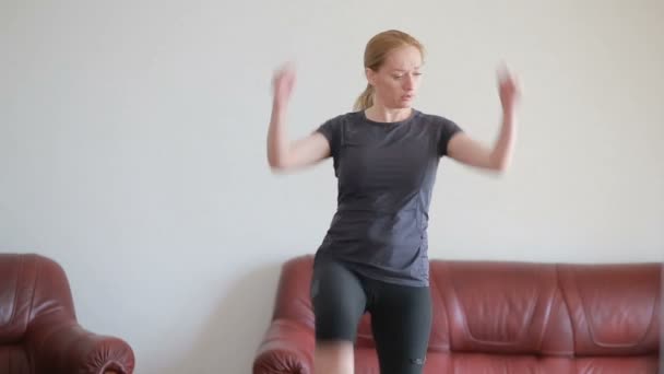 Ev hanımı kadın fitness egzersizleri ilk kez, tablet ve Tv bakarak mı, zor ve yabancı, çok yoruldu. — Stok video