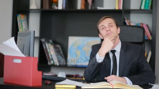Gerente no escritório senta-se à mesa cansada de trabalho — Vídeo de Stock