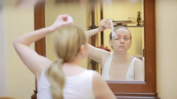 Mésothérapie à la maison. Fille mesorollerom gère le visage de la maison en face du miroir — Video