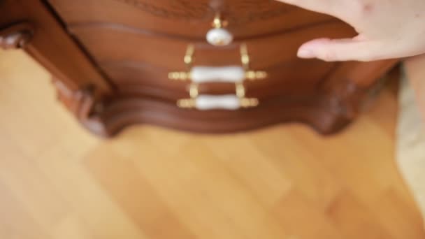 梨花の手は、ベッドサイドのテーブルから大人のおもちゃ — ストック動画