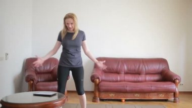 Ev hanımı kadın fitness egzersizleri ilk kez, tablet ve Tv bakarak mı, zor ve yabancı, çok yoruldu.