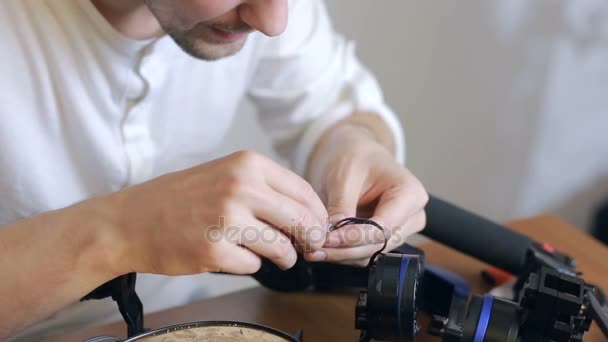 Närbild av mans lödning ledningar av cpu — Stockvideo