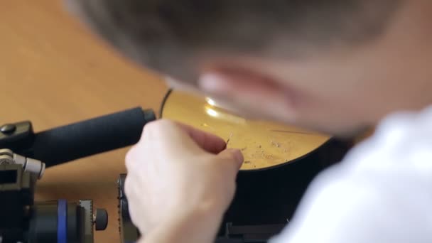 Close-up van mans solderen draden van cpu — Stockvideo