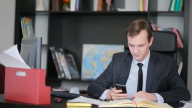 Selfie ofiste yapıyor telefonda konuşan çekici adam