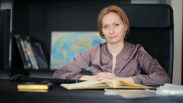 Ελκυστικό επιχειρηματικό γυναίκα που εργάζεται με έναν υπολογιστή και τα έγγραφα στο γραφείο — Αρχείο Βίντεο