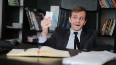 Selfie ofiste yapıyor telefonda konuşan çekici adam