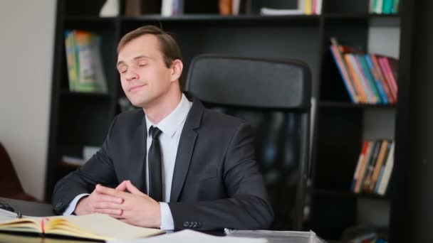 Gerente no escritório senta-se à mesa cansada de trabalho — Vídeo de Stock