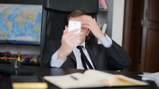 Ελκυστική επιχείρηση άνθρωπος μιλώντας στο τηλέφωνο να κάνει selfie στο γραφείο — Αρχείο Βίντεο