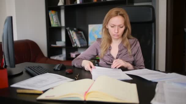 Attraktive Geschäftsfrau, die mit Computer und Dokumenten im Büro arbeitet — Stockvideo