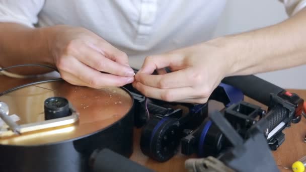 Närbild av mans lödning ledningar av cpu — Stockvideo