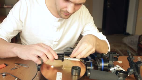 Närbild av mans lödning ledningar av cpu — Stockvideo