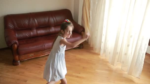 Маленька мила дівчинка танцює і обманює вдома — стокове відео