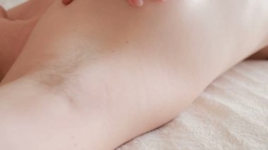 Koltuk altları, kadınlarda, tıraşsız kadın koltukaltı saç büyüme