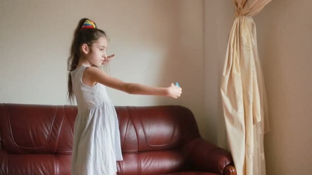 Küçük kız selfie smartphone cep telefonu ile evde kanepede yapıyor — Stok video