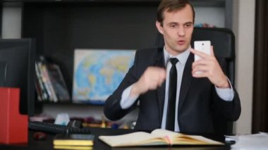 Selfie ofiste yapıyor telefonda konuşan çekici adam