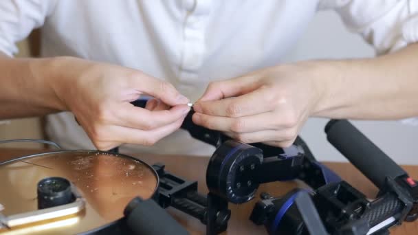 Närbild av mans lödning ledningar av cpu — Stockvideo