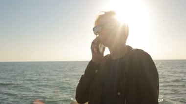 Deniz kenarında bir iskelede duran, mesafe içine arayan kadın