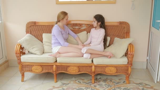 Máma a dcera mluví od srdce k srdci doma na proutěné sofa — Stock video
