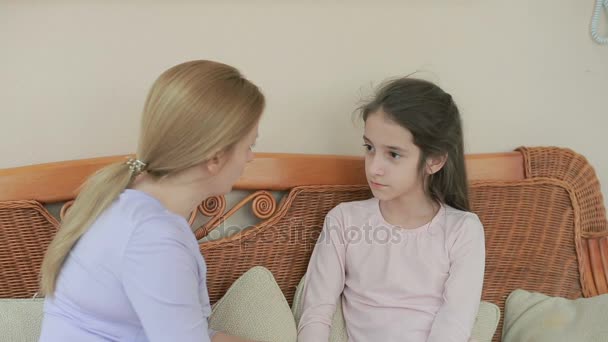Mamma och dotter prata hjärta till hjärta hemma på wicker soffa — Stockvideo
