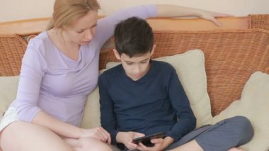 Annem ve onun oğlu genç de, bak tablet dokunmatik Dokunmatik ekran konuşuyorsun