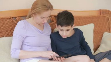 Annem ve onun oğlu genç de, bak tablet dokunmatik Dokunmatik ekran konuşuyorsun