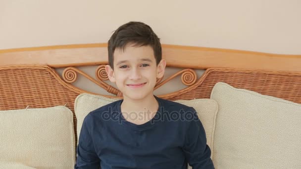 Lindo retrato de niño, sonrisa a la cámara — Vídeos de Stock