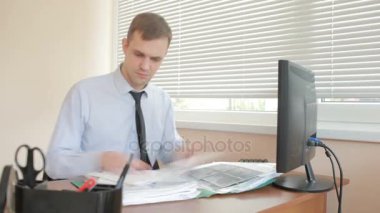 Bir bilgisayar ve ofis belgeleri çalışma çekici iş adamı. zaman atlamalı