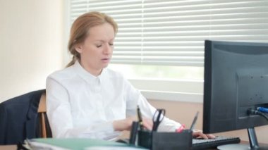 Kadın Yöneticisi ofiste masada fiziksel egzersizleri yapıyor iş yorgun