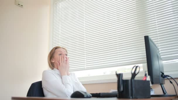 Vrouw manager moe van het werk doen van fysieke oefeningen aan de tafel in het kantoor — Stockvideo