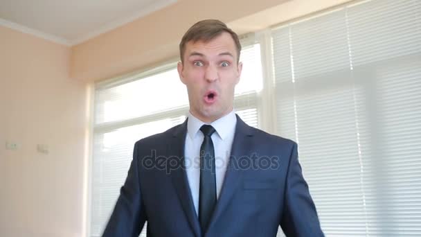 Angry businessman in office screaming at camera close-up — Stock Video