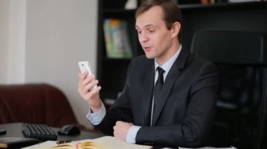 Selfie ofiste yapıyor telefonda konuşan çekici adam