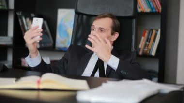 Selfie ofiste yapıyor telefonda konuşan çekici adam