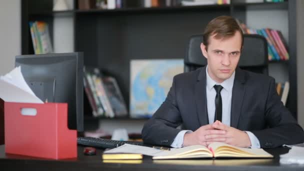 Kwaad zakenman, officiële, men op zoek naar de camera tijdens de vergadering op het Bureau in het kantoor — Stockvideo