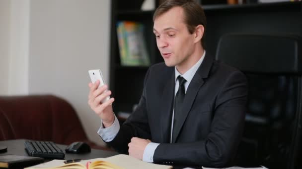 Attraktiver Geschäftsmann telefoniert mit Selfie im Büro — Stockvideo