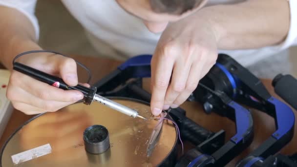 Närbild av mans lödning ledningar av cpu — Stockvideo