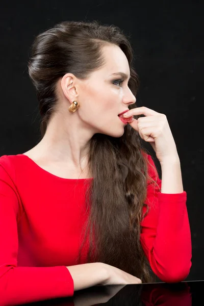 Vacker kvinna med mörkt hår och kvällen makeup. sexig röd klänning — Stockfoto