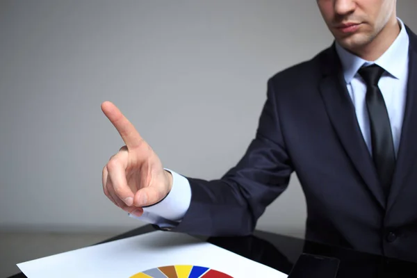 Geschäftsmann schiebt eine Latte ins All — Stockfoto