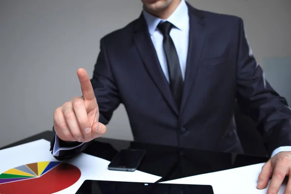 Geschäftsmann schiebt eine Latte ins All — Stockfoto